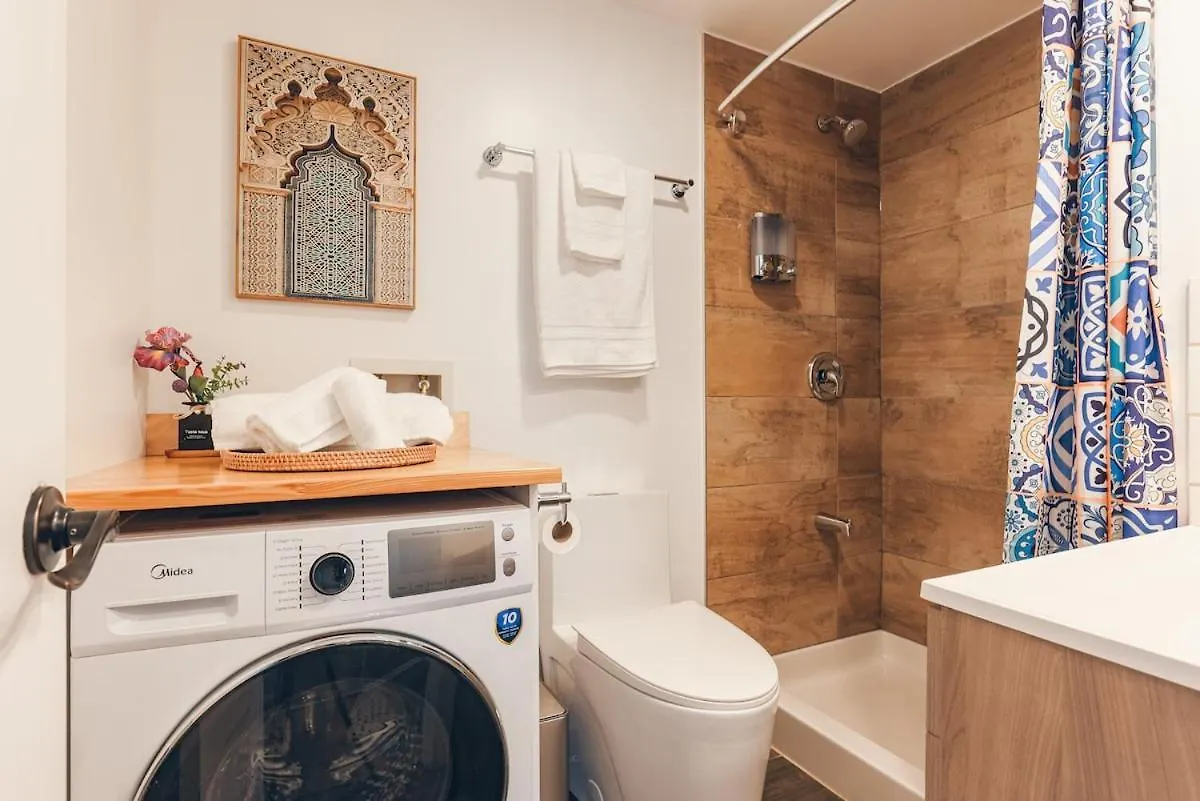 Luxury Boho-Inspired Apt In مونتريال